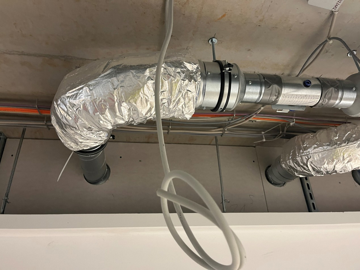 BORA Bremen &ndash; L&uuml;ftungsleitungen und Anschl&uuml;sse im Deckenbereich