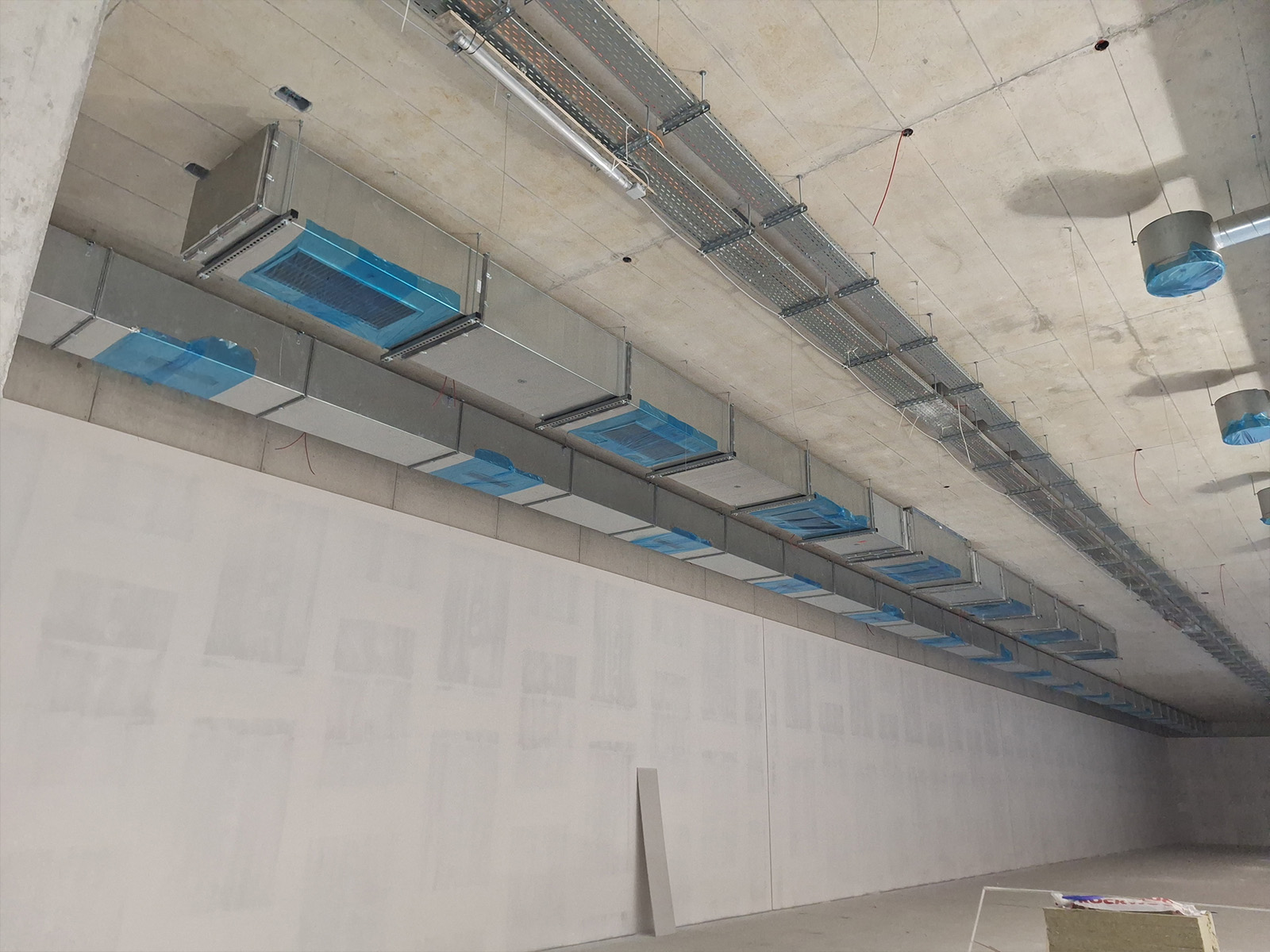 MKKD Ingolstadt &ndash; Installation und Aufh&auml;ngung des Entrauchungssystems