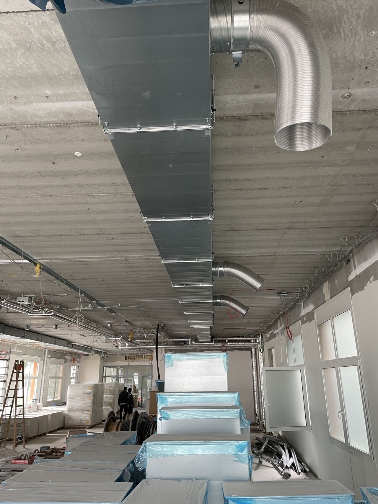 Privatschule Mannheim &ndash; Montagephase Kanalf&uuml;hrung im Bestand