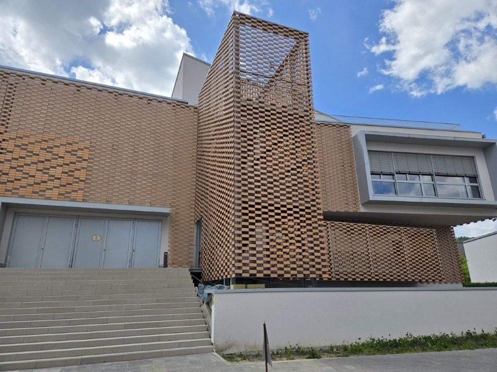 Sporthalle &ndash; Au&szlig;enansicht