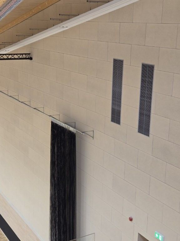 Sporthalle &ndash; Wandintegration von Luftdurchl&auml;ssen