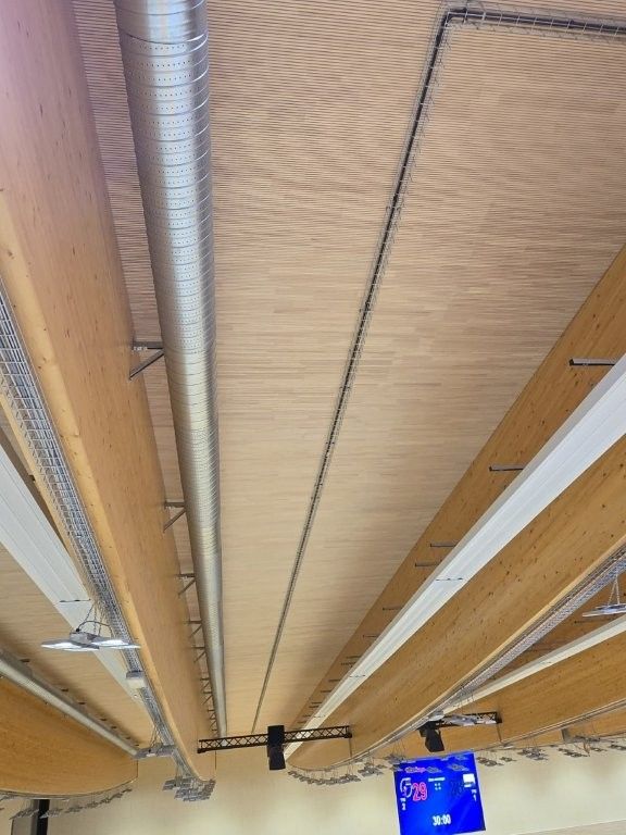 Sporthalle &ndash; Detail Ventiduct unter Holzdecke