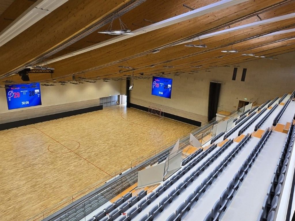 Sporthalle &ndash; Blick &uuml;ber Spielfeld und Trib&uuml;ne