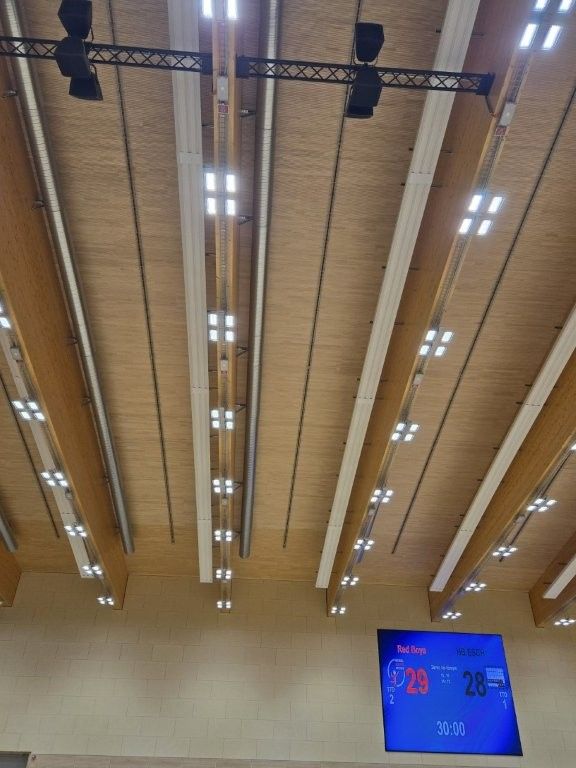 Sporthalle &ndash; Deckenansicht mit Ventiduct in Sichtinstallation