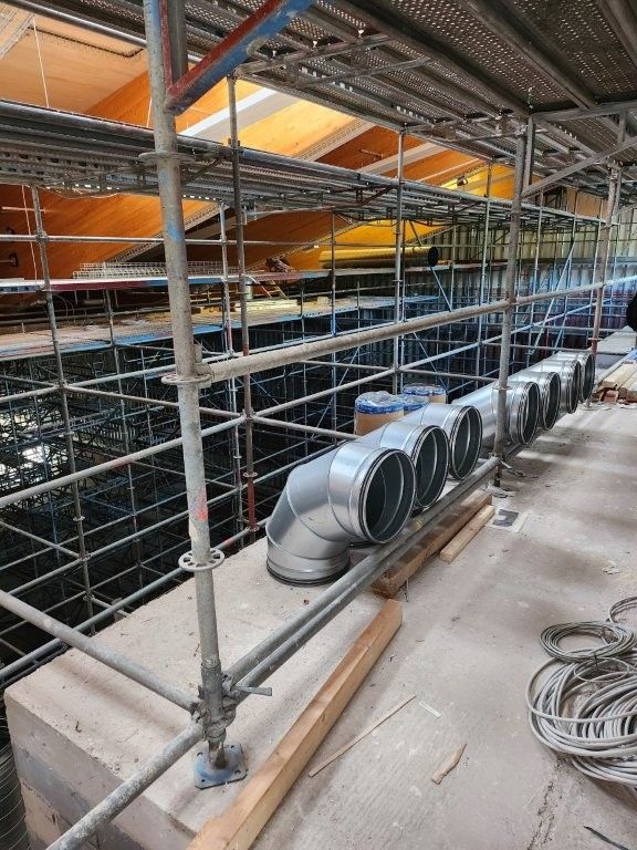 Sporthalle &ndash; Montagephase mit Wickelfalzrohren und Ger&uuml;st