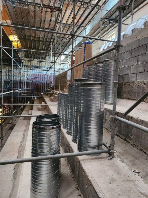 Sporthalle &ndash; Baustellenlogistik und Kanal-/Rohrkomponenten