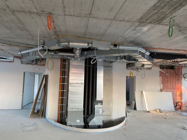 Verwaltungsgeb&auml;ude Augsburg &ndash; Technikzone mit kompakter Installation