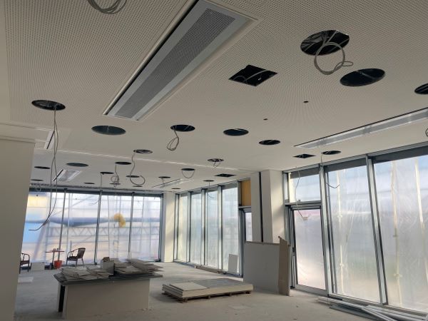 Verwaltungsgeb&auml;ude Augsburg &ndash; Deckenbild mit Auslass&ouml;ffnungen (Innenausbau)