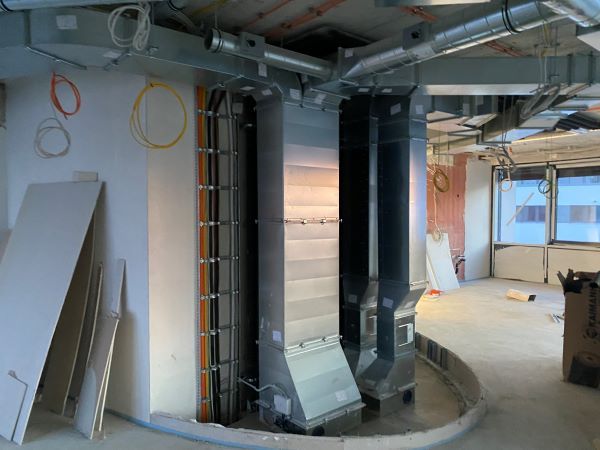 Verwaltungsgeb&auml;ude Augsburg &ndash; Steigzone mit vertikaler Leitungsf&uuml;hrung