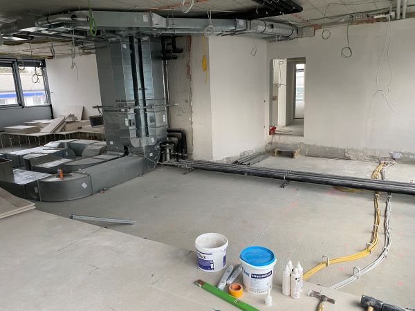 Verwaltungsgeb&auml;ude Augsburg &ndash; Anschlussbereiche und Montagefortschritt