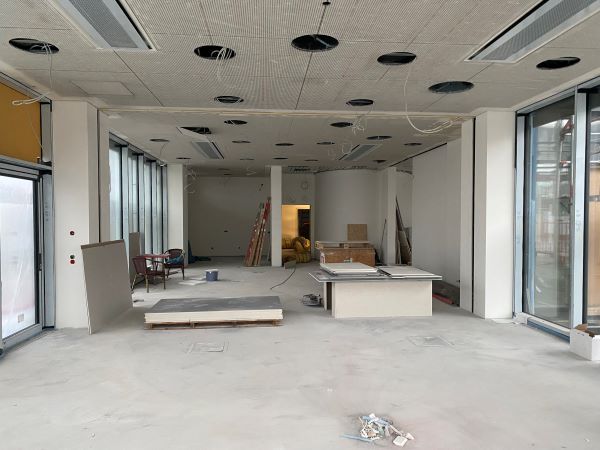 Verwaltungsgeb&auml;ude Augsburg &ndash; Luftausl&auml;sse und Deckenintegration (Ausbaufortschritt)